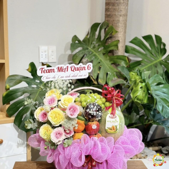 GIỎ TRÁI CÂY NHẬP KHẨU MIX HOA TƯƠI 136