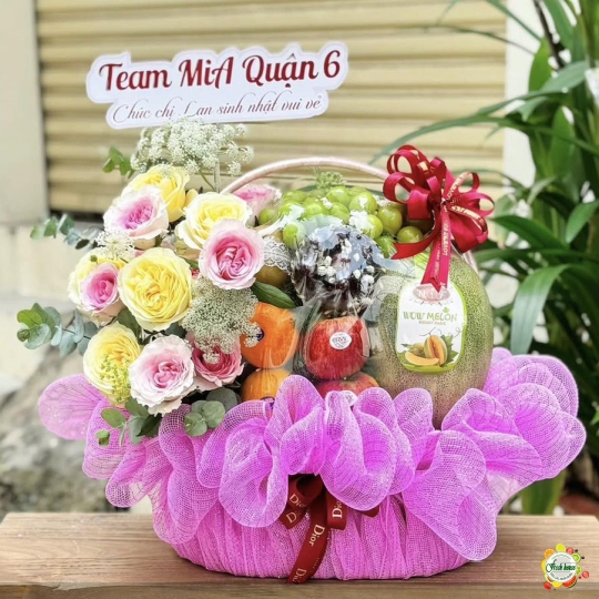 GIỎ TRÁI CÂY NHẬP KHẨU MIX HOA TƯƠI 136